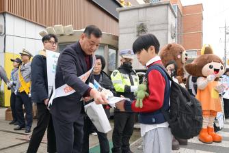 2025년 3월 18일 신학기 신월초등학교 「아이먼저」 교통안전 캠페인 [신월초등학교] 이미지