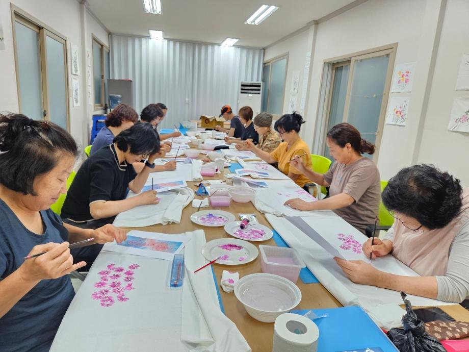 [우성면] 2025년 하반기 한천리 천과 소품에 그리는 색빛 작업실 이미지