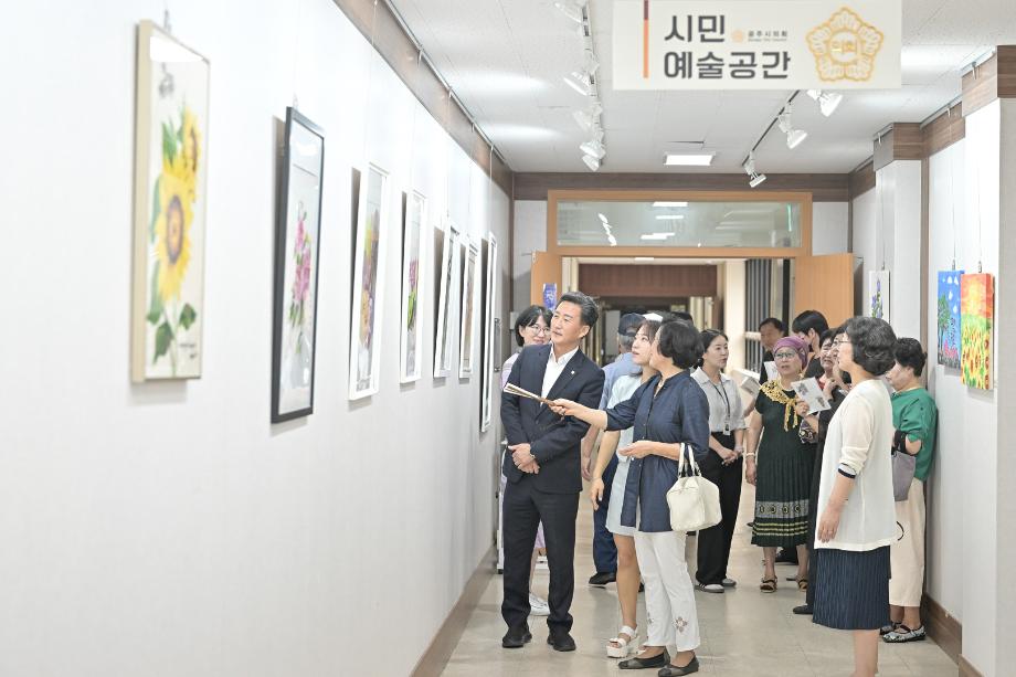 2025년 8월 11일 시민예술공간 청룡1리 천아트 전시회 관람 이미지